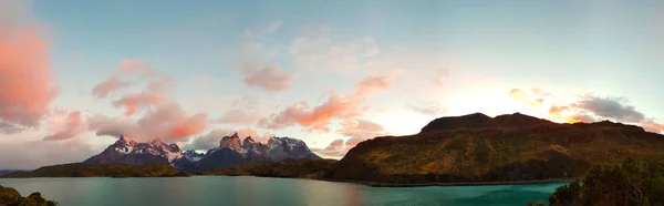 Blick Bei Sonnenaufgang Auf Die Torres Del Paine Und Den — Stockfoto