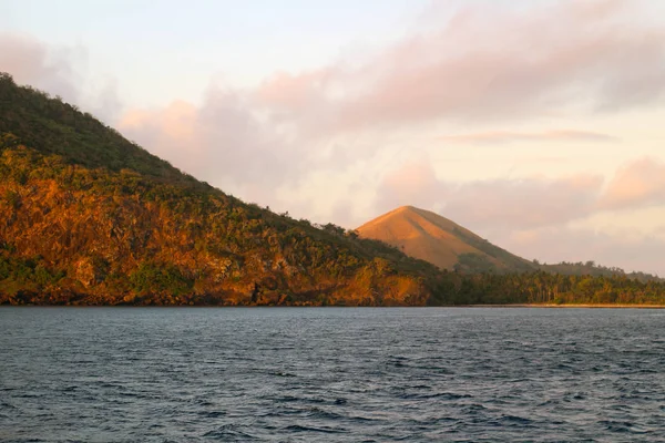 Φώτα Στο Ηλιοβασίλεμα Στα Βουνά Της Νήσος Ταβεούνι Φίτζι — Φωτογραφία Αρχείου