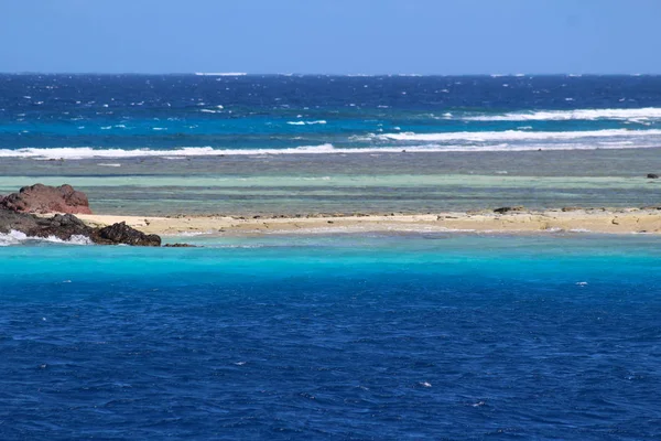 Όλα Χρώματα Του Μπλε Χρώματος Στην Θάλασσα Από Νησί Της — Φωτογραφία Αρχείου