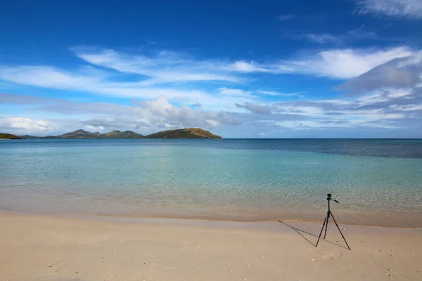 Akční Kamera Stativ Podél Blue Lagoon Beach Fidži — Stock fotografie