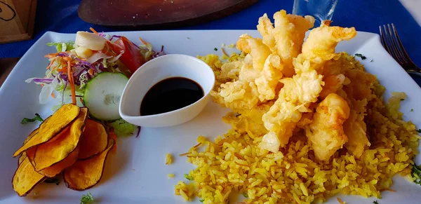 Gebratene Tintenfische Mit Reis Und Salat Osterinsel Chili — Stockfoto