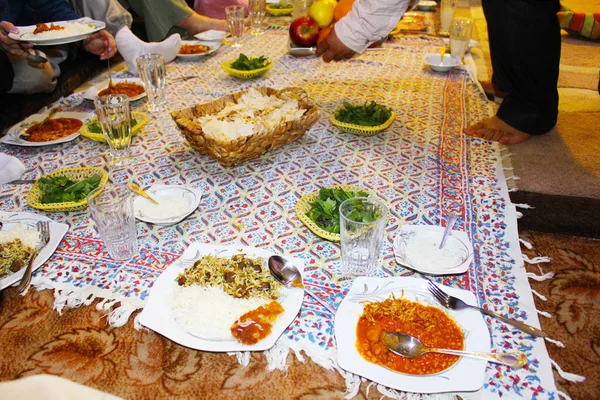 在伊朗设拉子举行的典型伊朗晚宴的餐桌 — 图库照片