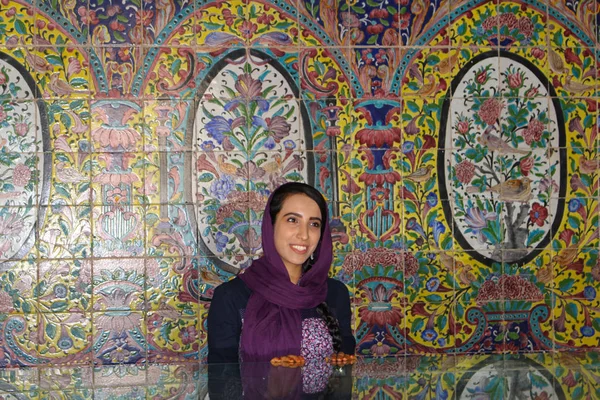 Teherán Irán Abril 2016 Una Chica Iraní Dentro Del Palacio — Foto de Stock