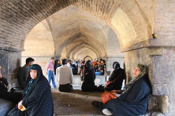 Isfahán Irán Abril 2016 Personas Los Arcos Bajo Puente Khaju — Foto de Stock