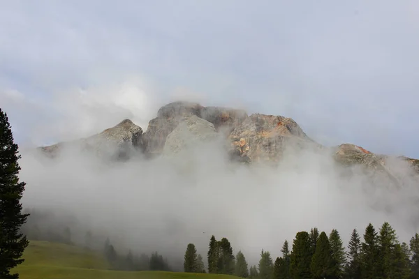 Montanhas Picos Das Dolomitas Nas Nuvens Dolomitas Itália — Fotografia de Stock