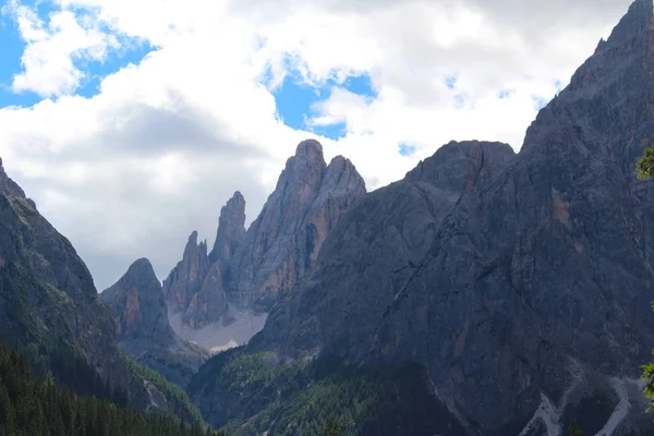从意大利费斯卡利纳山谷 Val Fiscalina 看到的多洛米人山脉的山峰 — 图库照片