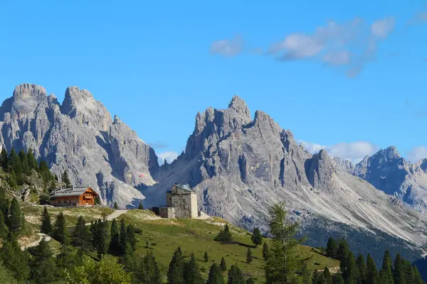 Pemandangan Padang Rumput Hijau Dan Pegunungan Dolomites Italia — Stok Foto