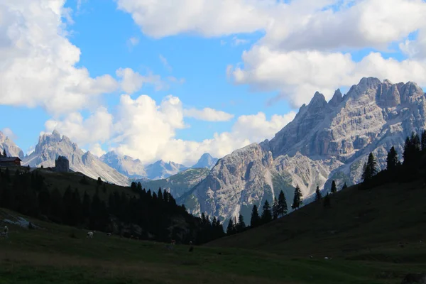 Rotsachtige Pieken Van Bergen Van Dolomieten Italië — Stockfoto