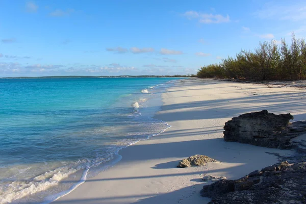 Playa Tropical Fina Arena Blanca Mar Azul Long Island Bahamas —  Fotos de Stock
