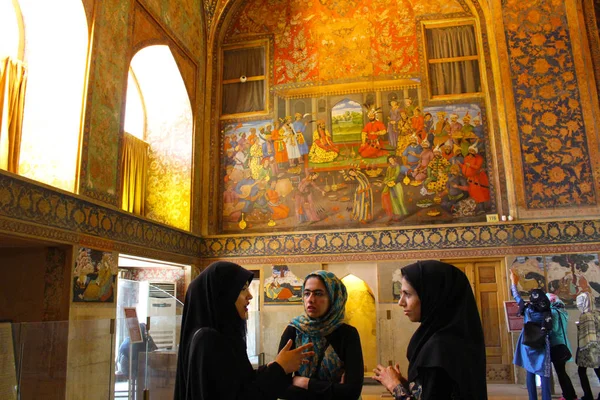 Isfahán Irán Abril 2016 Grupo Mujeres Iraníes Palacio Chehel Sotoun — Foto de Stock