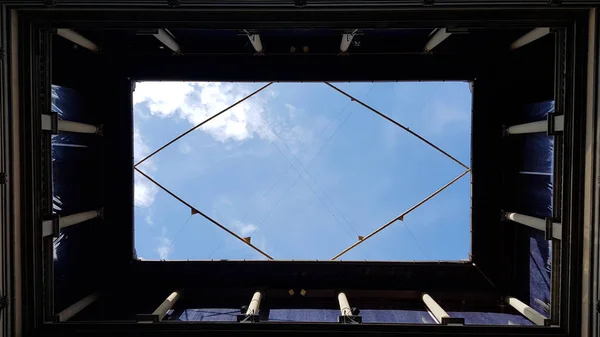 Vista Del Cielo Con Nubes Desde Patio Interior Del Palazzo —  Fotos de Stock