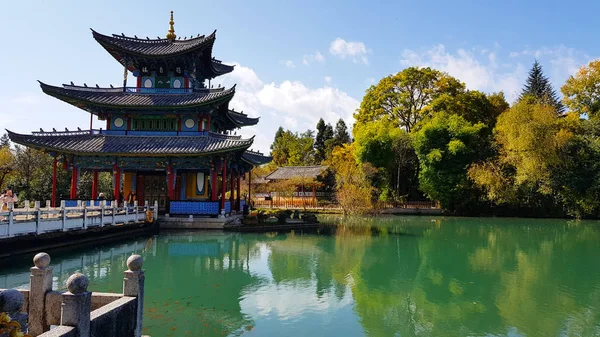 中国云南省丽江玉泉公园黑龙池的庙宇或亭子 它建于1737年的清朝 — 图库照片