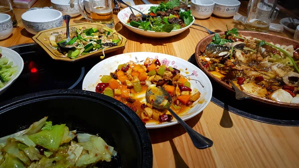 Una Cena China Con Platos Típicos Chinos Yunnan China — Foto de Stock