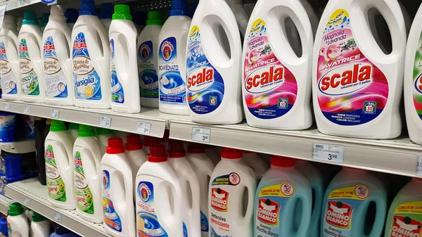 Supermarket Shelves Washing Machine Products Laundry Detergent Fabric Softener Soap — Stock Photo, Image