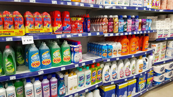 Полки супермаркета с моющими средствами: моющие средства, дезинфицирующие средства, мыло, полы для чистки. Сиена, Тоскана, Италия - март 2019 года
. 