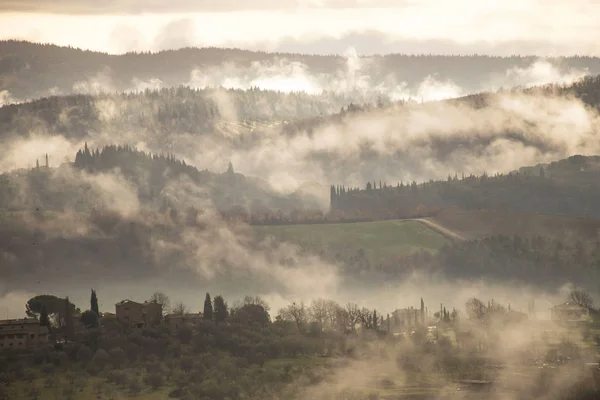 언덕에서 안개입니다 토스카나 이탈리아에는 아침에 — 스톡 사진
