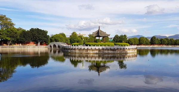 中国云南建水 孔庙湖畔的花园 这座寺庙是中国最大的孔庙之一 中国云南建水 2018年11月 — 图库照片