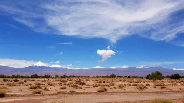 Paysage Aride Désolé Désert Atacama Les Sommets Des Volcans Enneigés — Photo