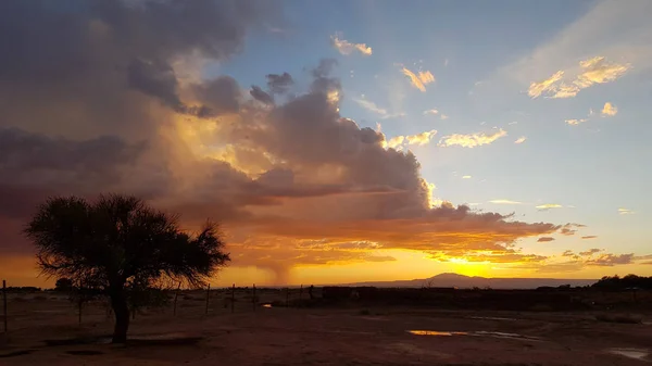 Cahaya Matahari Terbenam Dengan Badai Lanskap Gersang Dan Sepi Gurun — Stok Foto