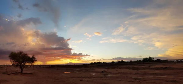 Sinar Matahari Terbenam Dalam Bentang Alam Gurun Atacama Yang Gersang — Stok Foto
