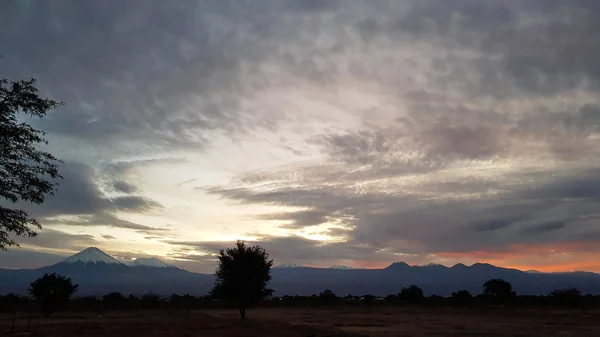 Maravilloso Amanecer Desierto Atacama Con Nubes Colores Luces Del Amanecer —  Fotos de Stock