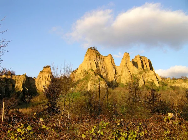 莱昂纳多 芬奇的 蒙娜丽莎 托斯卡纳瓦尔达诺的巴尔泽 背景下的风景 托斯卡纳瓦尔达诺的巴尔泽岩石让人高度想起莱昂纳多 芬奇的 蒙娜丽莎 的背景 — 图库照片