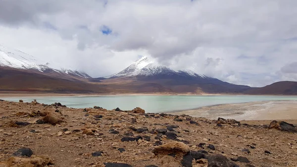 Licancabur Yanardağı Dahil Olmak Üzere Karlı Andean Volkanlarının Doruklarına Sahip — Stok fotoğraf