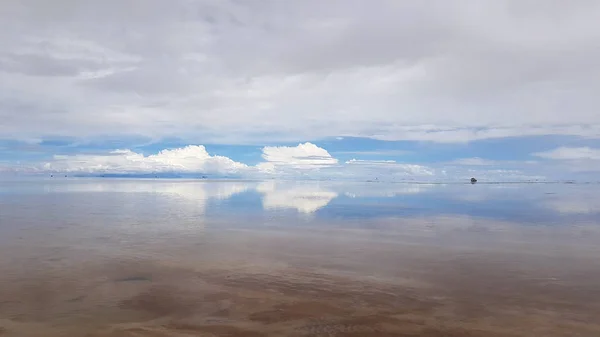 Salar Uyuni Inundou Após Chuvas Bolívia Nuvens Refletidas Água Salar — Fotografia de Stock