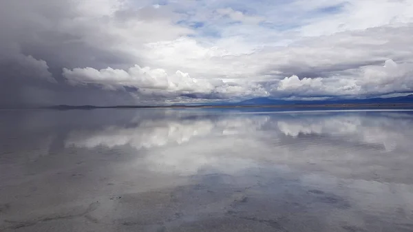 Salar Uyuni Zaplavil Déšť Bolívie Mračna Odrážela Vodě Salar Uyuni — Stock fotografie