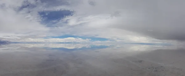 サラル ウユニは 雨の後に浸水 ボリビア サラル ウユニの水に映る雲 ボリビア — ストック写真