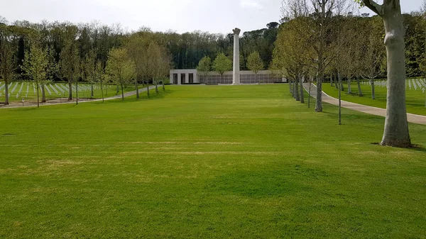 Large Well Kept Green Lawns Characterize Florence American Cemetery Memorial — Stock Photo, Image