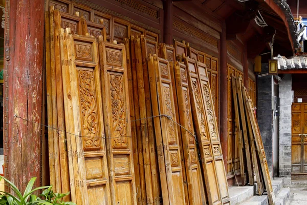 Houtsnijwerk Oude Gesneden Houten Deuren Oude Stad Lijiang Yunnan China — Stockfoto