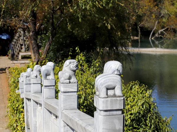 Detalhe Das Esculturas Ponte Mármore Branco Piscina Dragão Negro Lijiang — Fotografia de Stock