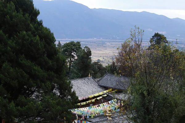 从中国云南丽江白沙村旁的山坡上的玉峰寺 玉峰西 — 图库照片