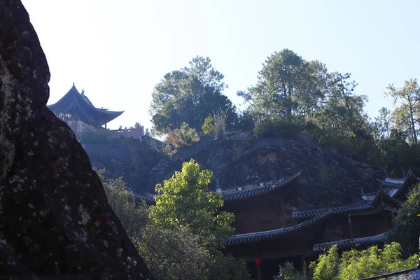 中国云南石宝山山坡上的佛教寺庙景观 — 图库照片