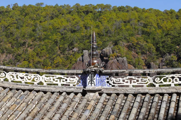 Vista Del Templo Budista Largo Las Laderas Montaña Shibao Yunnan —  Fotos de Stock