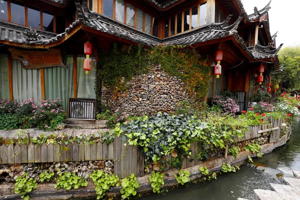 中国云南丽江古城有房屋 树木和运河的街道景观 — 图库照片