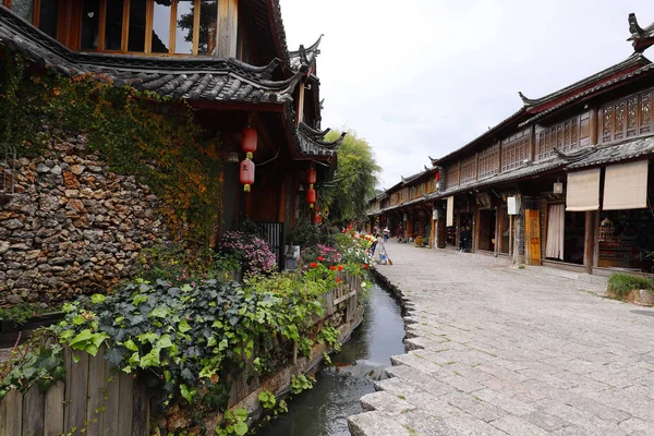 Lijiang Yunnan China November 2018 View Street Houses Flowers Canals — Stock Photo, Image