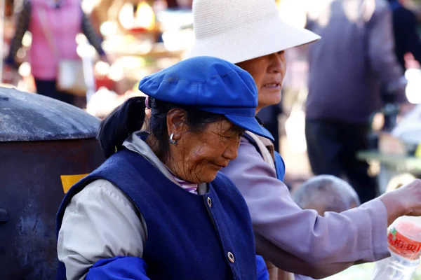 Lijiang Yunnan Čína Listopad 2018 Žena Tradičním Kostýmu Vesnickém Tržišti — Stock fotografie