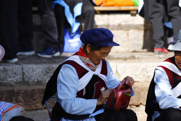 Lijiang Yunnan China Novembro 2018 Mulher Traje Tradicional Mercado Aldeia — Fotografia de Stock