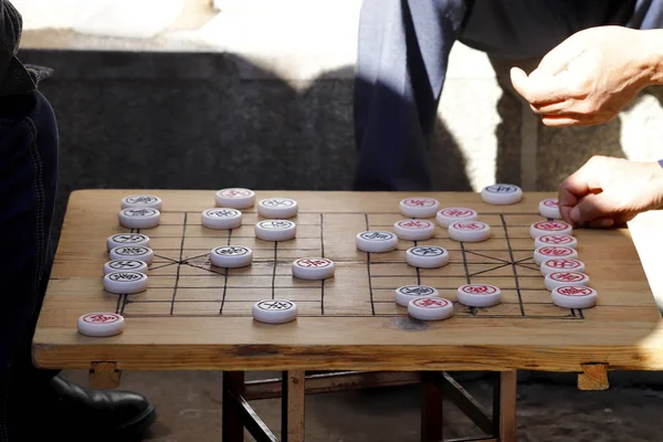 Άνθρωποι Που Παίζουν Κινέζικο Παιχνίδι Ένα Δρόμο Στο Χωριό Shigu — Φωτογραφία Αρχείου