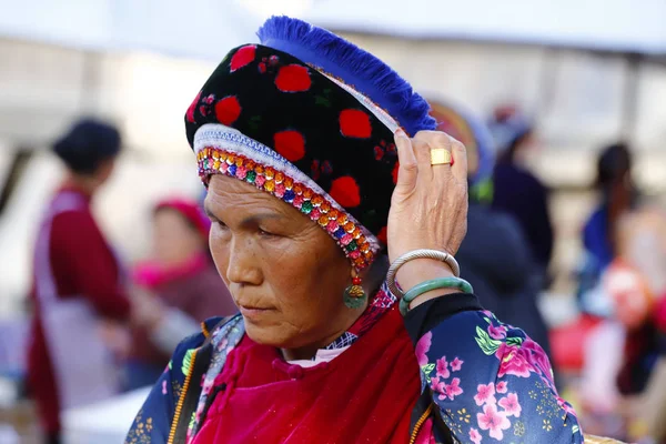 Mulher Várias Minorias Étnicas Yunnan Com Suas Roupas Tradicionais Mercado — Fotografia de Stock