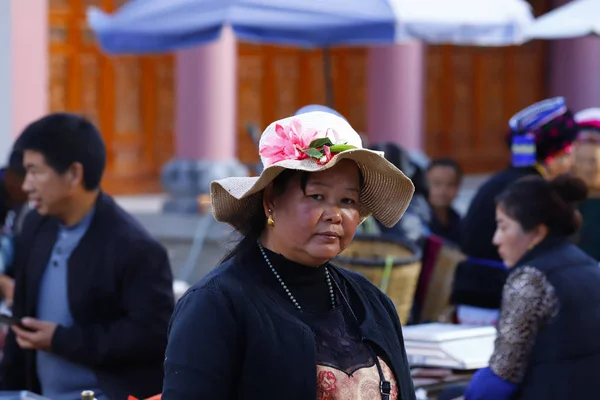 Mulher Várias Minorias Étnicas Yunnan Com Suas Roupas Tradicionais Mercado — Fotografia de Stock