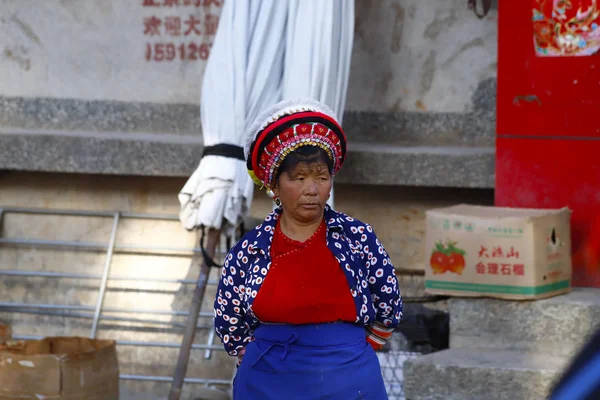Γυναίκα Από Διάφορες Εθνοτικές Μειονότητες Του Γιουνάν Παραδοσιακά Ρούχα Τους — Φωτογραφία Αρχείου