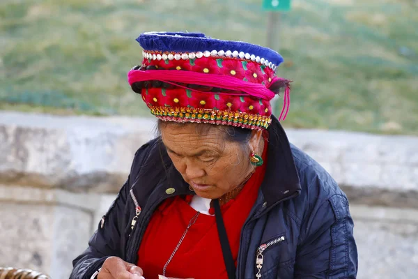 Žena Různých Etnických Menšin Yunnan Jejich Tradičním Oblečením Trhu Vesnice — Stock fotografie