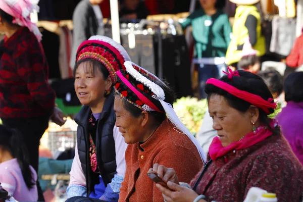 Ženy Různých Etnických Menšin Yunnan Jejich Tradiční Oblečení Trhu Vesnice — Stock fotografie