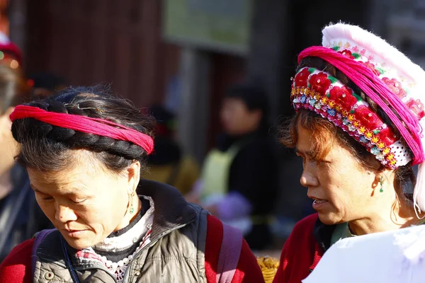 Mulheres Várias Minorias Étnicas Yunnan Com Suas Roupas Tradicionais Mercado — Fotografia de Stock