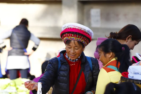 Ženy Různých Etnických Menšin Yunnan Jejich Tradiční Oblečení Trhu Vesnice — Stock fotografie