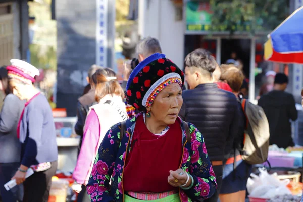 Žena Různých Etnických Menšin Yunnan Jejich Tradičním Oblečením Trhu Vesnice — Stock fotografie