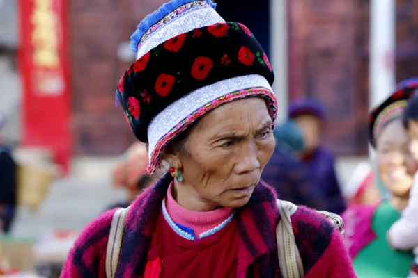 Mujer Varias Minorías Étnicas Yunnan Con Ropa Tradicional Mercado Aldea — Foto de Stock